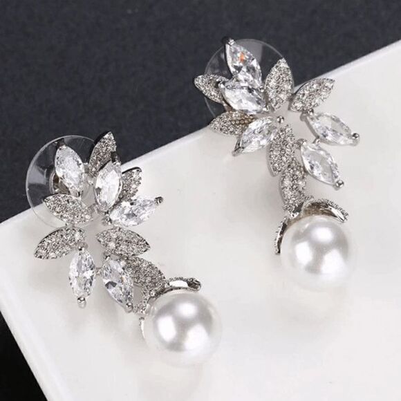 WHITE GOLD DIAMOND AND PEARL FLOWER DANGLE EARRINGS - Picture 4 of 9